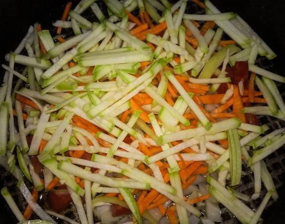 Горячий салат с фунчозой и овощами