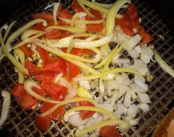 Горячий салат с фунчозой и овощами