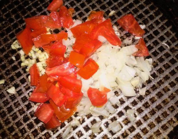 Горячий салат с фунчозой и овощами