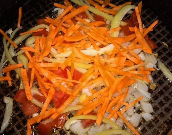 Горячий салат с фунчозой и овощами