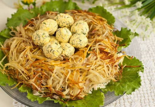 Классический салат «Гнездо глухаря» с курицей