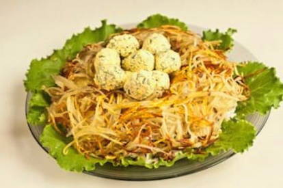 Классический салат «Гнездо глухаря» с курицей