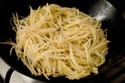 Классический салат «Гнездо глухаря» с курицей