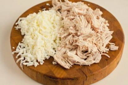 Классический салат «Гнездо глухаря» с курицей
