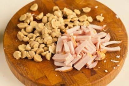 Классический салат «Гнездо глухаря» с курицей