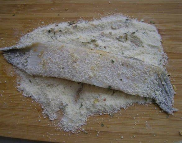 Камбала с овощами на сковороде
