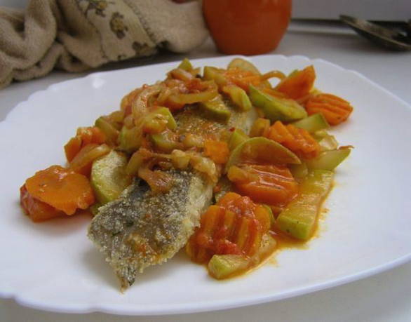Камбала с овощами на сковороде