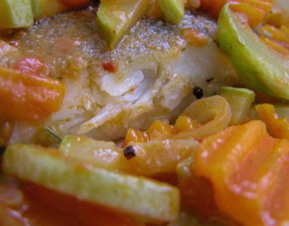 Камбала с овощами на сковороде
