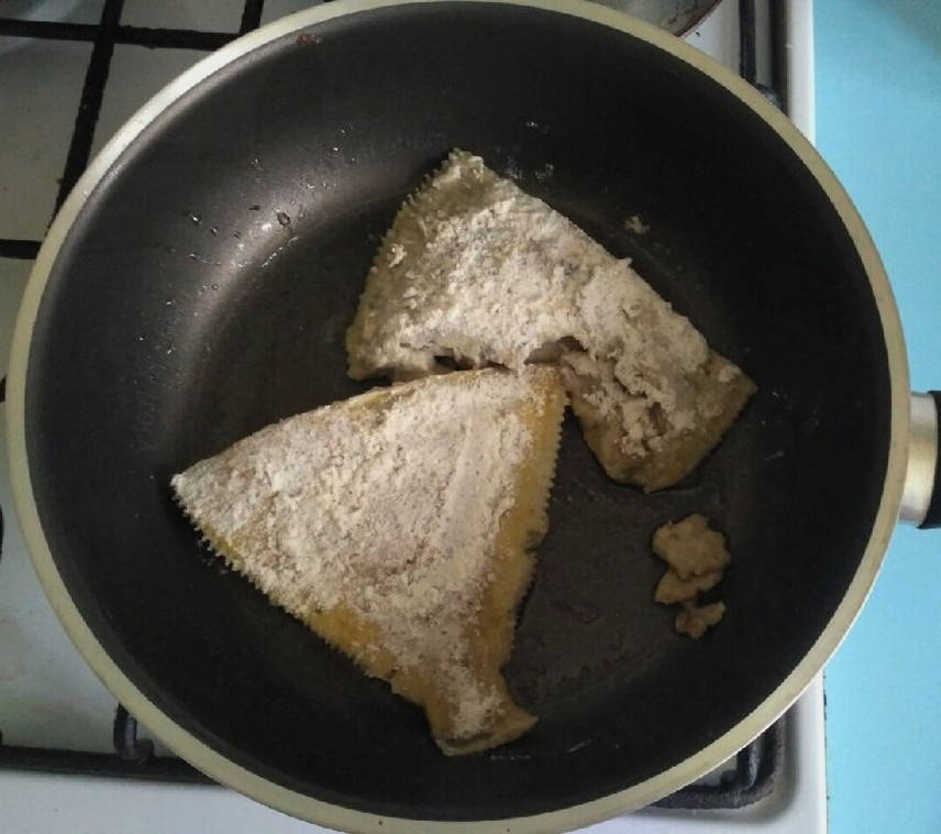 Жареная камбала в муке на сковороде