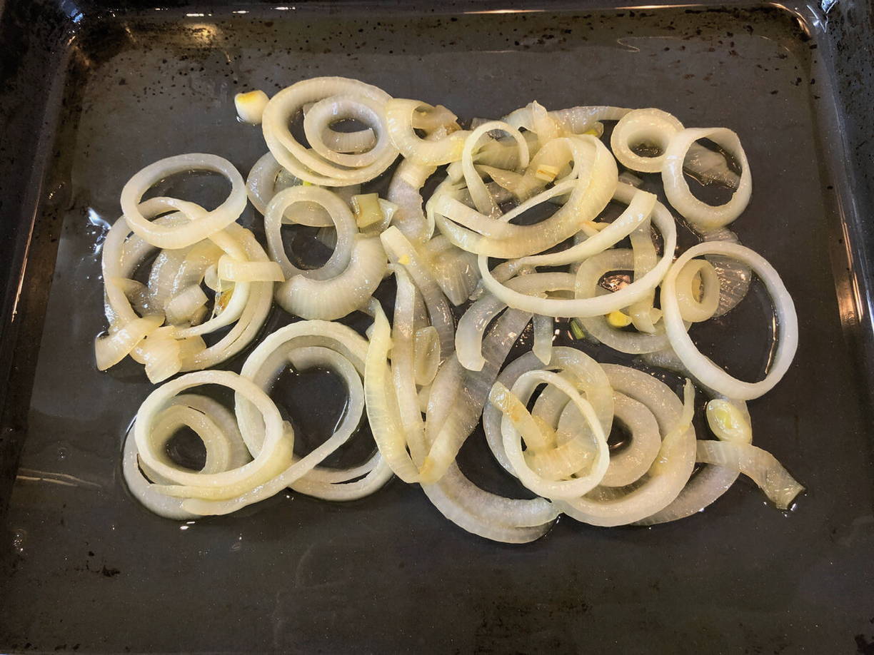 Камбала на луковой подушке в духовке