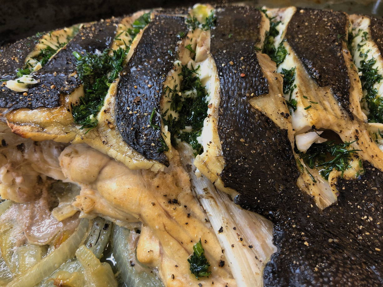 Камбала на луковой подушке в духовке