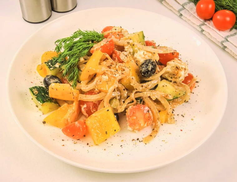 Греческий салат с бальзамическим соусом