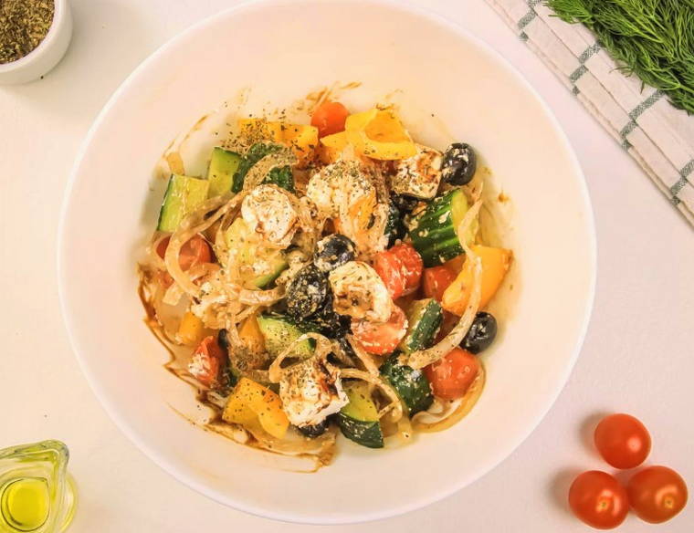 Греческий салат с бальзамическим соусом