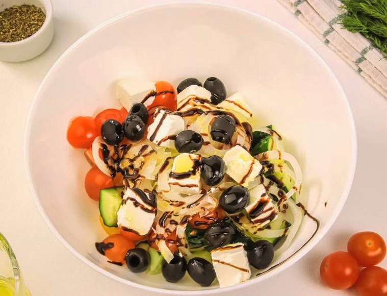 Греческий салат с бальзамическим соусом