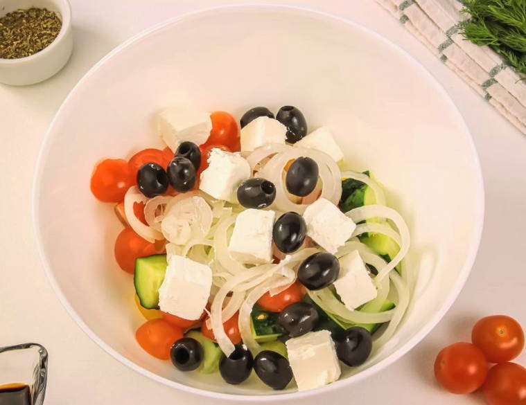 Греческий салат с бальзамическим соусом