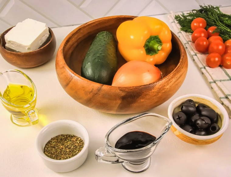 Греческий салат с бальзамическим соусом