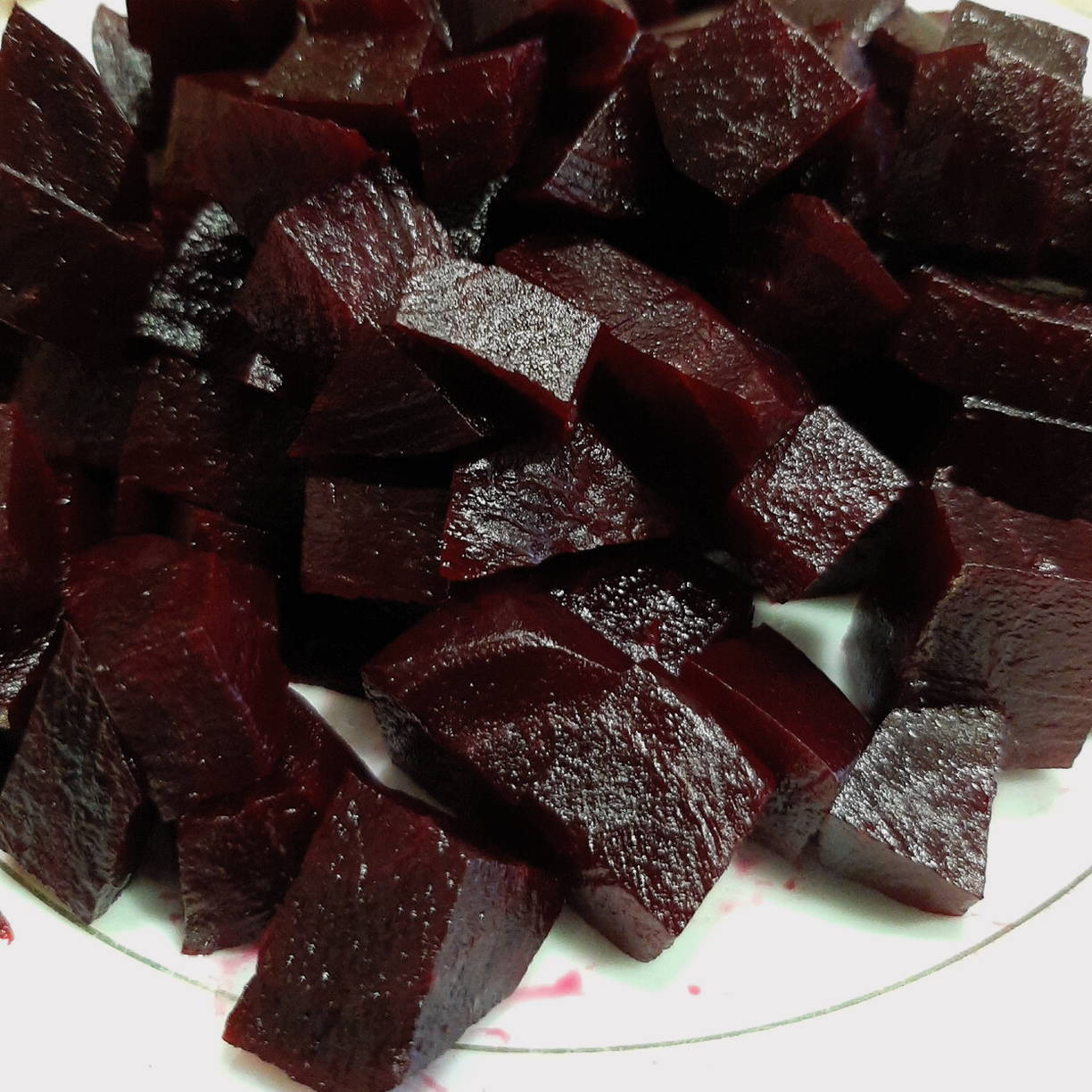 Салат «Гранатовый браслет» с копченой курицей, черносливом и орехами
