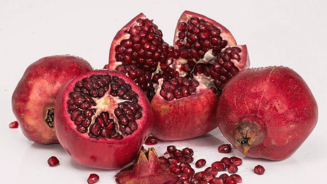 Салат «Гранатовый браслет» с копченой курицей, черносливом и орехами