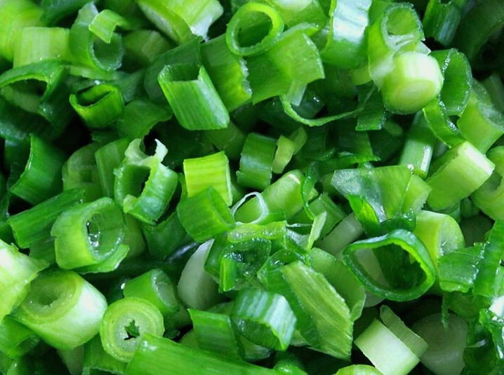 Салат «Гранатовый браслет» с копченой курицей, черносливом и орехами