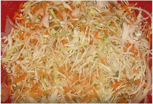 Классический витаминный салат с капустой и морковью Классический витаминный салат с капустой и морковью