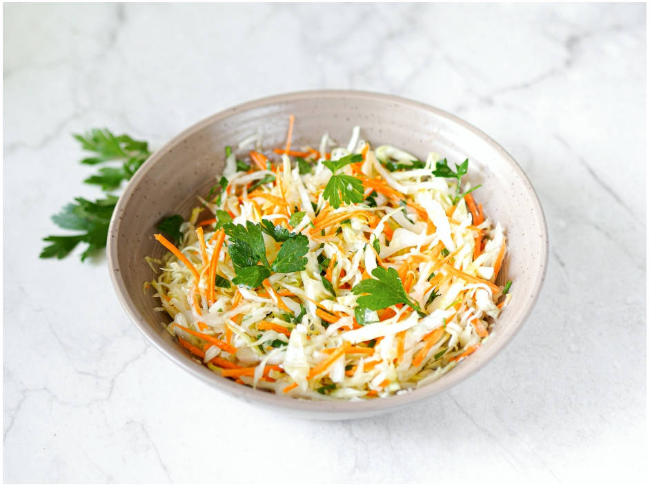 Витаминный салат с капустой и морковью