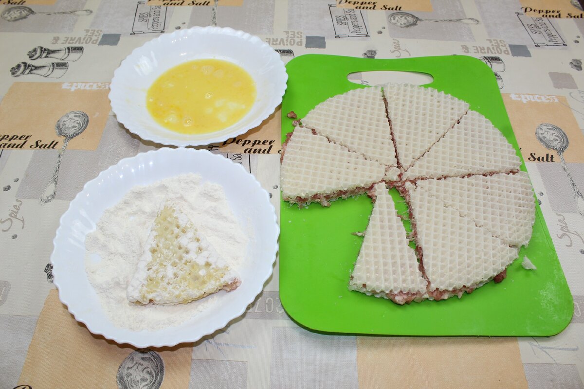 Вафли с фаршем на сковороде