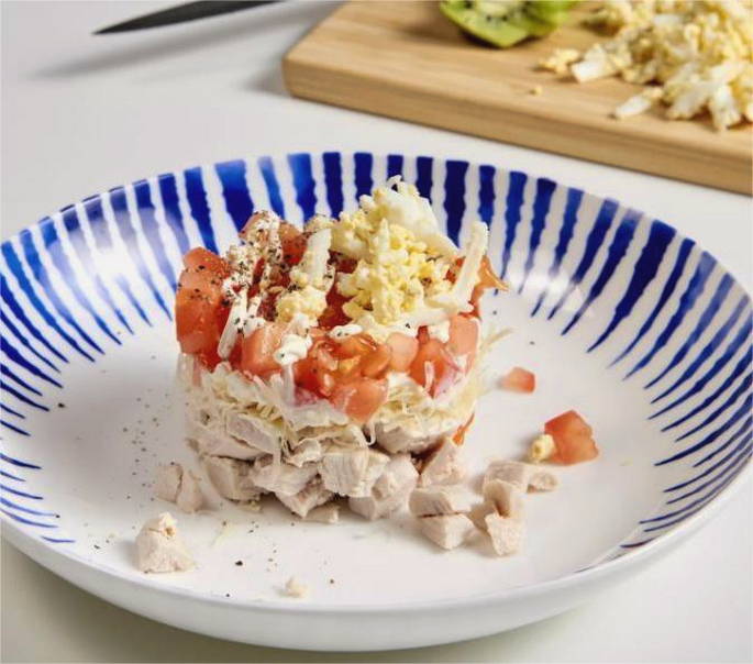 Салат «Изумрудная россыпь» с киви и курицей