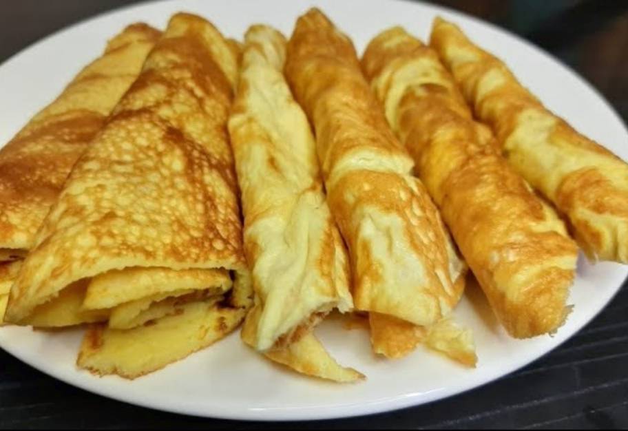 Итальянский салат с блинами, копченой грудкой и чесноком