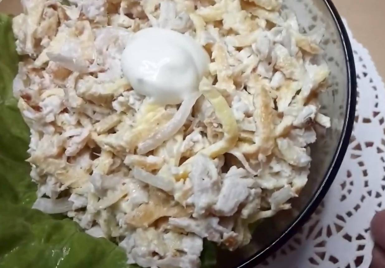Итальянский салат с блинами, копченой грудкой и чесноком