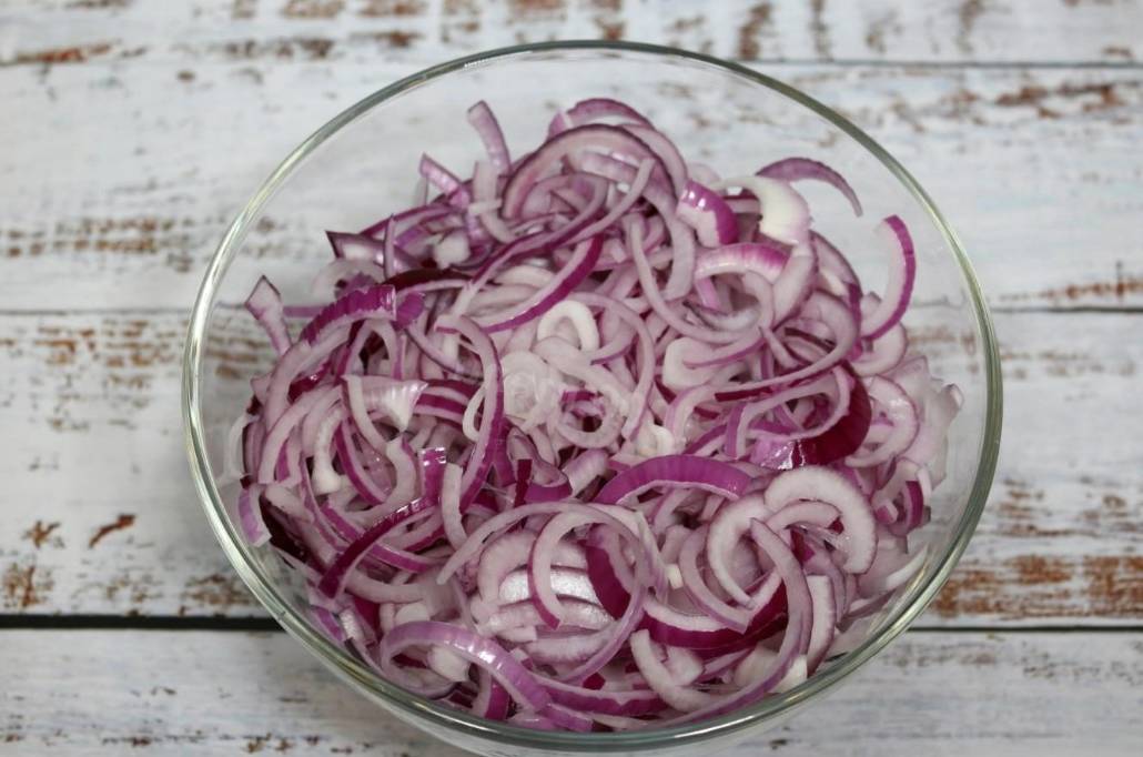 Итальянский салат с блинами, копченой грудкой и чесноком