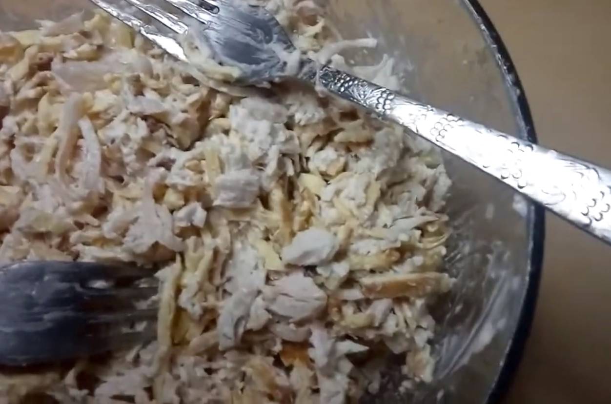 Итальянский салат с блинами, копченой грудкой и чесноком