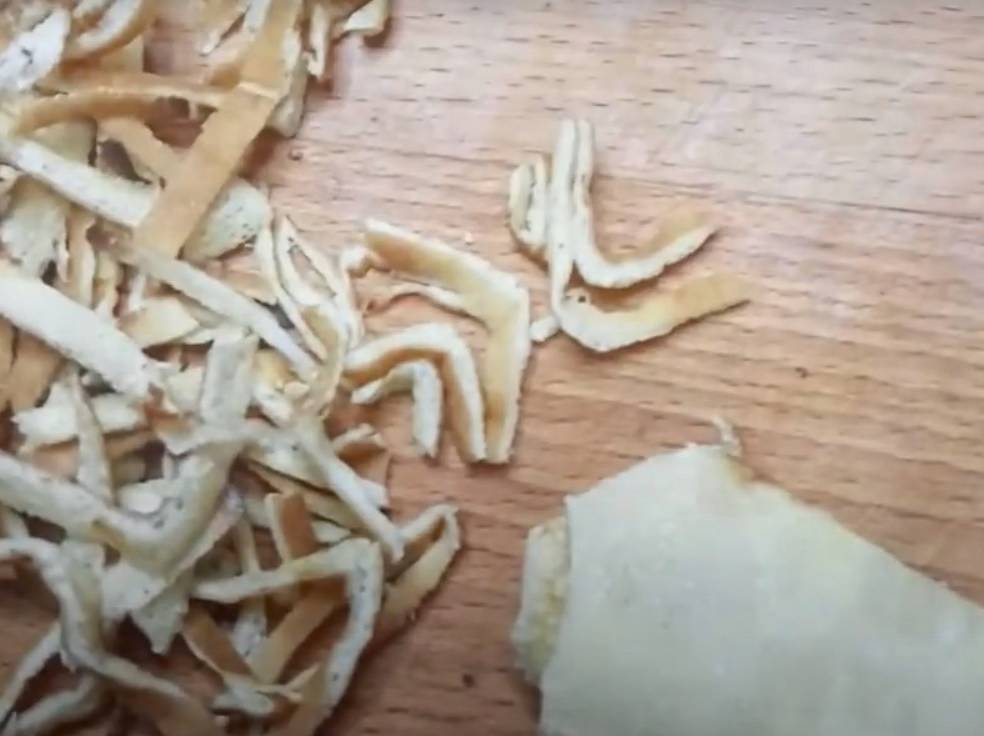 Итальянский салат с блинами, копченой грудкой и чесноком