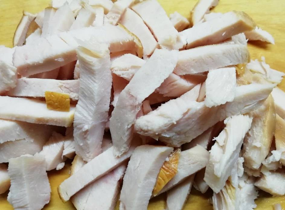 Итальянский салат с блинами, копченой грудкой и чесноком
