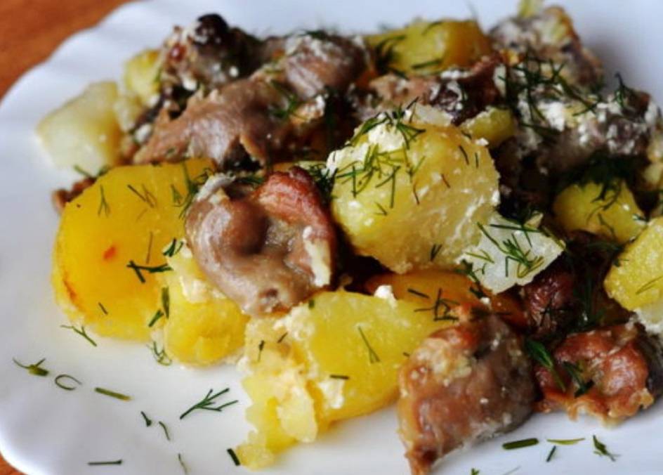 Куриные желудки с картошкой в духовке