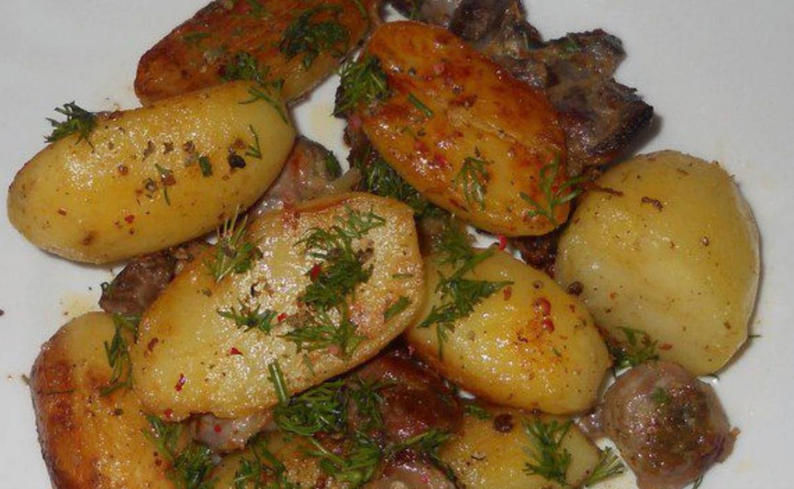 Куриные желудки с картошкой в духовке