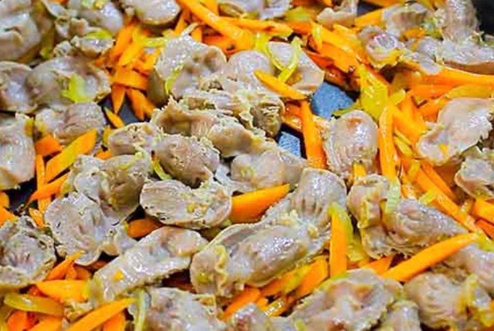 Куриные желудки в томатном соусе