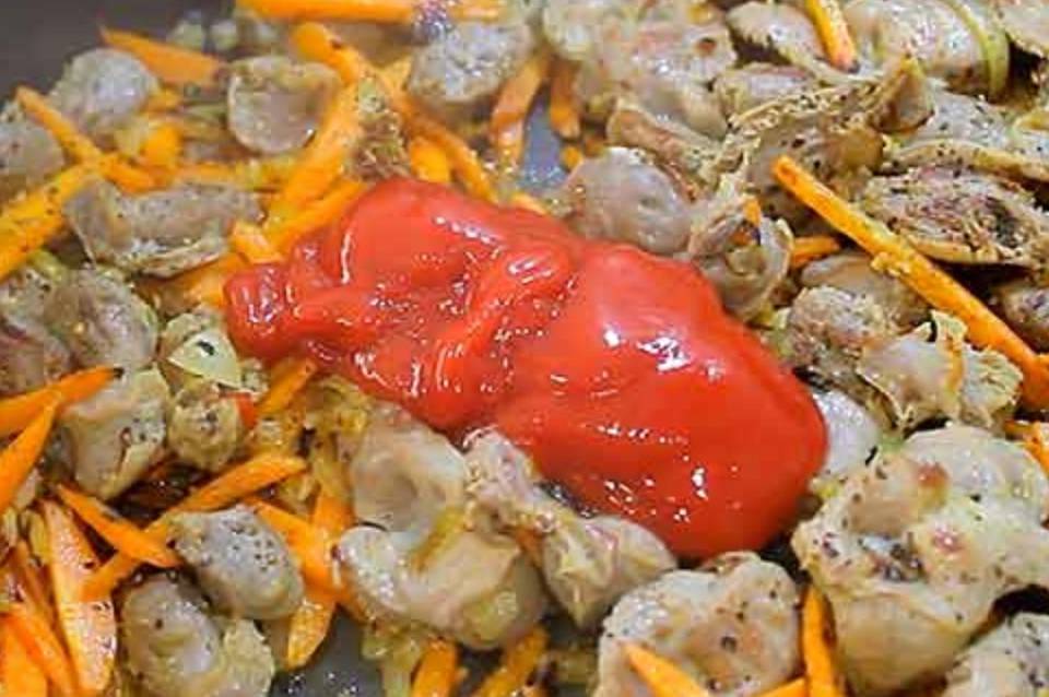 Куриные желудки в томатном соусе