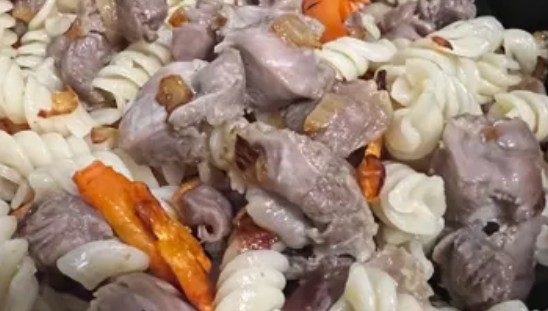 Куриные желудки с макаронами на сковороде