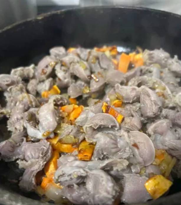 Куриные желудки с макаронами на сковороде