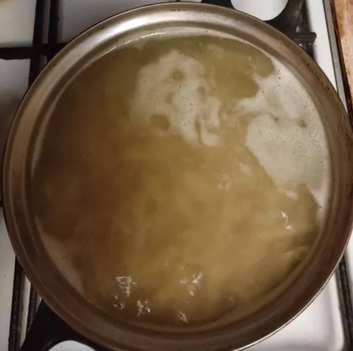 Куриные желудки с макаронами на сковороде