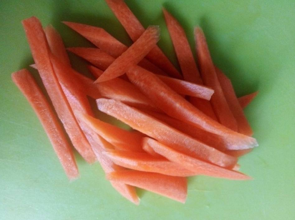 Куриные желудки с макаронами на сковороде