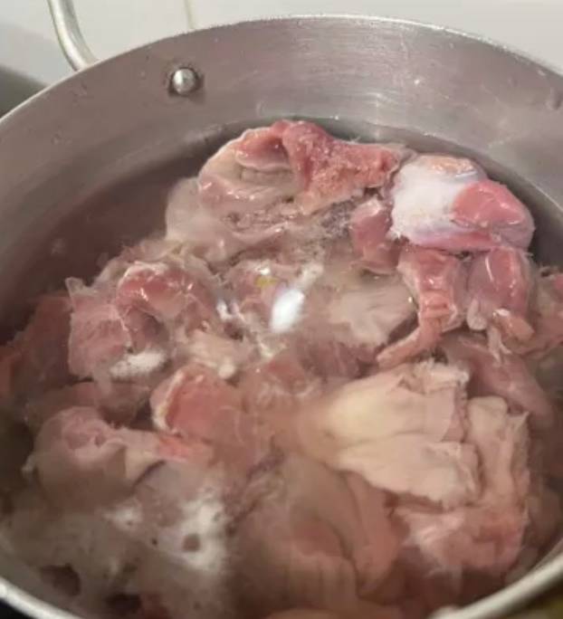 Куриные желудки с макаронами на сковороде