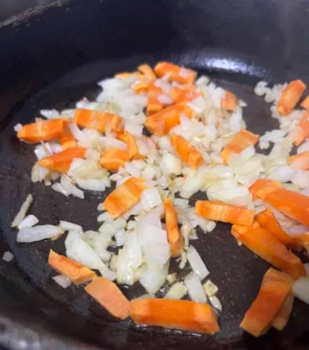 Куриные желудки с макаронами на сковороде