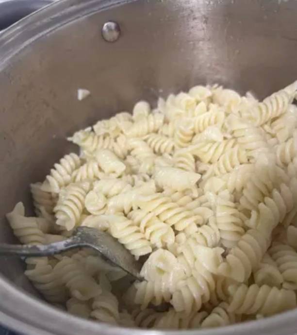 Куриные желудки с макаронами на сковороде
