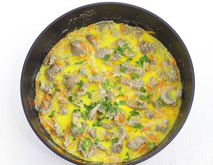 Куриные желудки со сметаной на сковороде