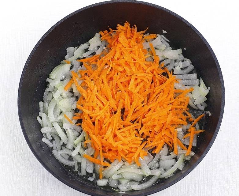 Куриные желудки со сметаной на сковороде