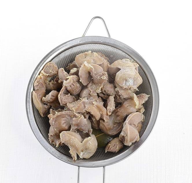 Куриные желудки со сметаной на сковороде