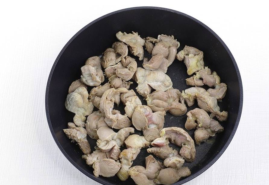 Куриные желудки со сметаной на сковороде