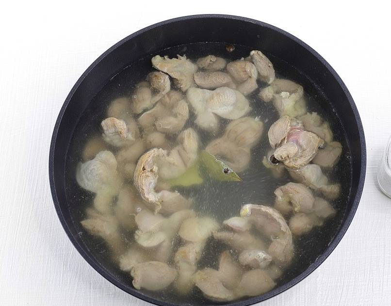 Куриные желудки со сметаной на сковороде