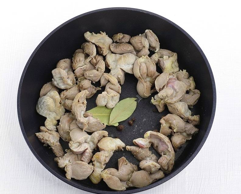 Куриные желудки со сметаной на сковороде
